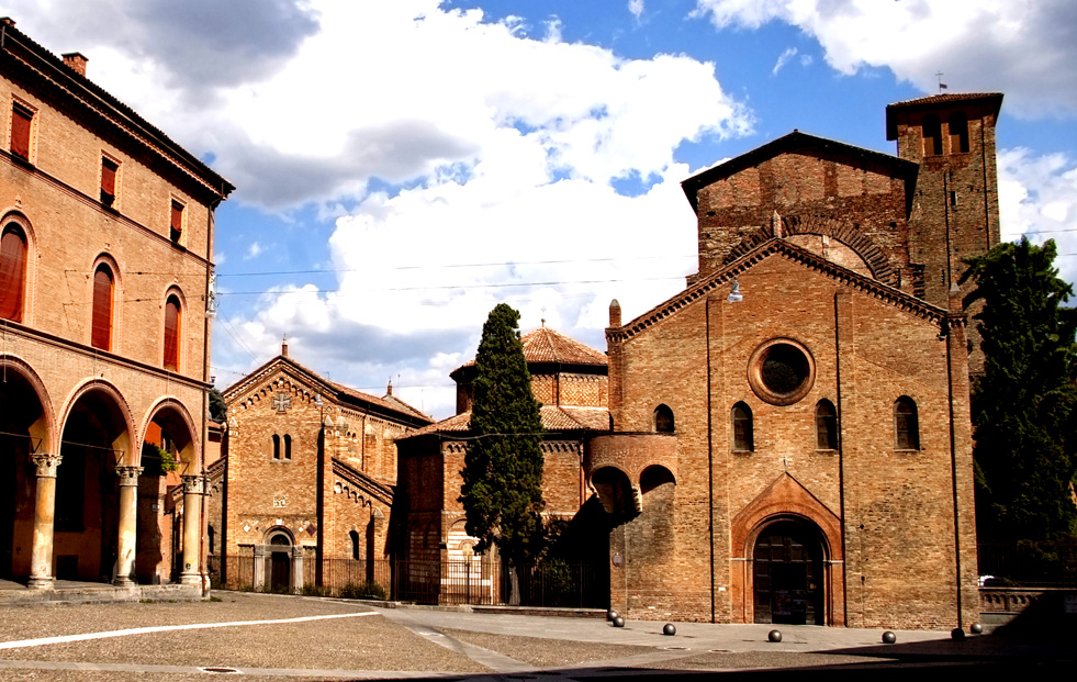 Il portone della Basilica di Santo Stefano a Bologna